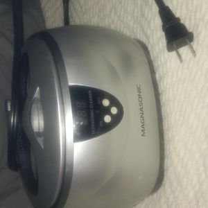 Eyeglass and jewlery cleaner